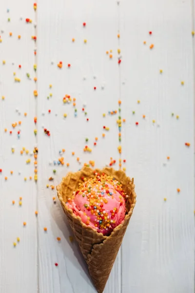 Helado Cono Oblea Sobre Fondo Blanco — Foto de Stock