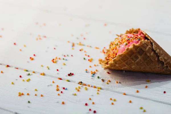 Helado Cono Oblea Sobre Fondo Blanco — Foto de Stock