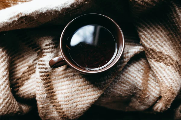 Tasse Kaffee Mit Schal Auf Holztisch — Stockfoto