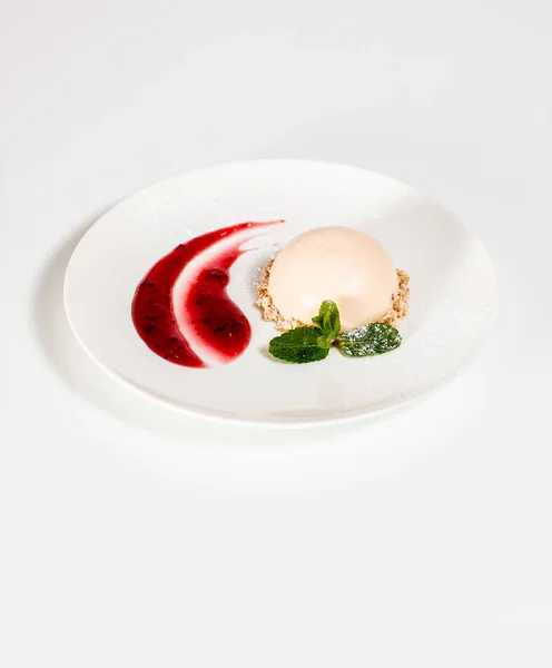 Room Dessert Met Muntblaadjes Witte Plaat — Stockfoto
