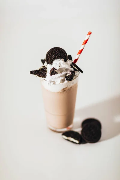 Glas Milchshake Und Schlagsahne Als Dekoration — Stockfoto