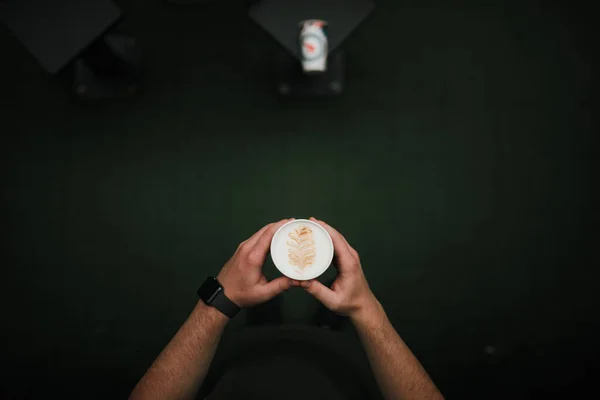 Zbliżenie Filiżanki Kawy Męskich Rękach — Zdjęcie stockowe