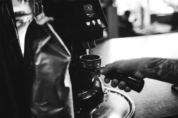 Kahveci Kafede Kahve Yapıyor — Stok fotoğraf