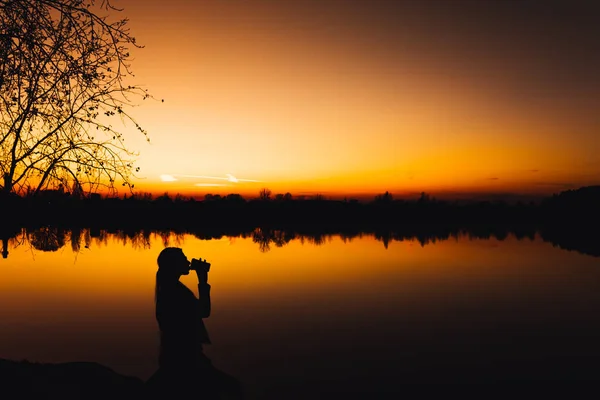 Silhouette Eines Verliebten Paares Bei Sonnenuntergang — Stockfoto