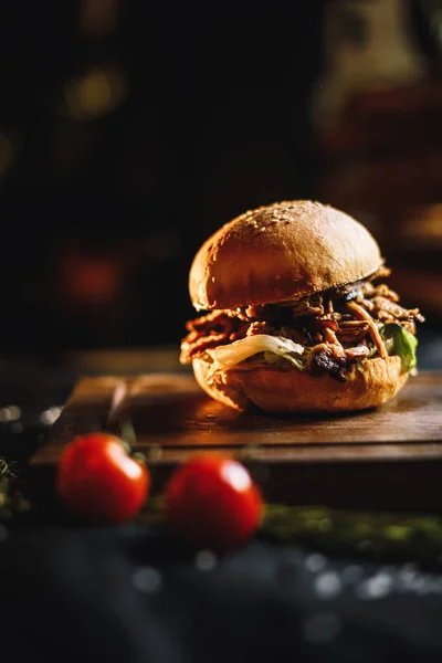 Hambúrguer Tabuleiro Cheeseburger Fast Food Delicioso Hambúrguer Suculento Light Bun — Fotografia de Stock