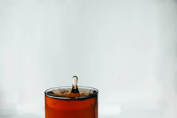 Gota Caindo Vidro Com Alguma Bebida — Fotografia de Stock