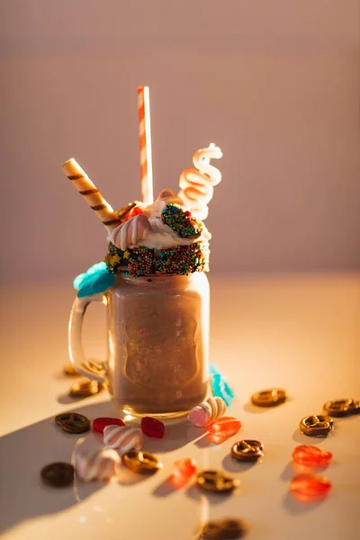 Leckere Milchshakes Mit Bonbons Dekoration Nahaufnahme — Stockfoto