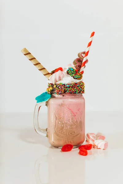 Saboroso Milkshake Com Doces Decorações Close Vista — Fotografia de Stock