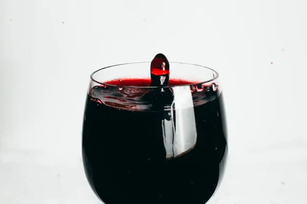 Bardaktan Dökülen Kırmızı Şarabın Yakın Plan Görüntüsü — Stok fotoğraf