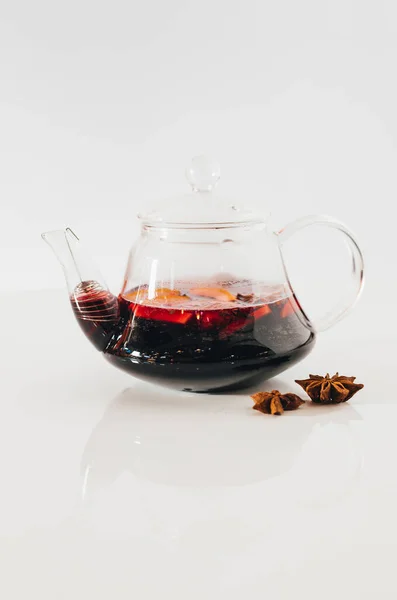 Tee Einer Glas Teekanne Auf Weißem Hintergrund — Stockfoto