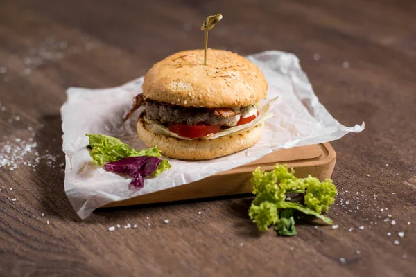 Közeli Kilátás Ízletes Burger Fából Készült Asztalon — Stock Fotó