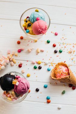 Taze böğürtlen ve şekerli farklı dondurma çeşitleri.