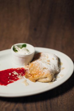 Ahşap arka planda reçelli, iştah açıcı pudra şekeri.