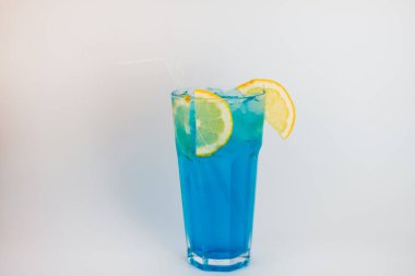 Beyaz arka planda limonlu ve naneli kokteyl.