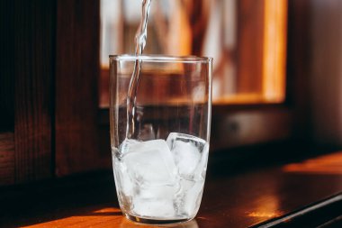 Buzlu soğuk su bardağı.