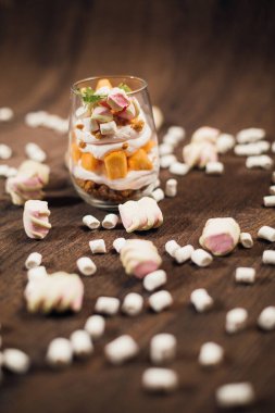 Şekerlemeli bir bardakta tatlı.