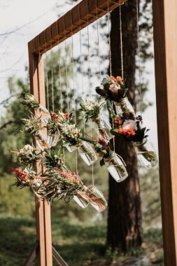 İpliklerinde cam kavanozlar asılı ahşap çerçeve. düğün dekorasyonu konsepti