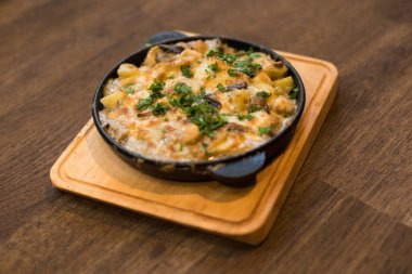 Et, patates ve sebzeli kızartma tavası..