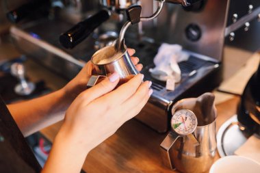 Kafede kahve yapan barista.