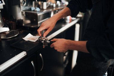 Kahve makinası kafede kahve dolduruyor.