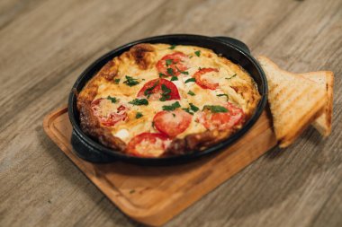 Et, patates ve sebzeli kızartma tavası..