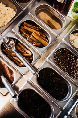 Kahve çekirdekleri kavanozda