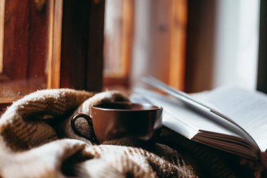 Pencere pervazında bir fincan kahve.