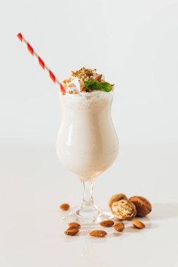 Bir bardak milkshake ve krem şanti.