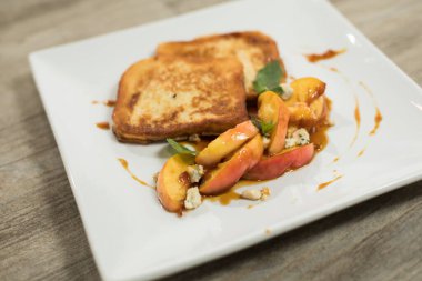 Beyaz tabakta sebzeli ızgara somon.