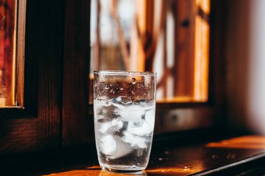 Buzlu soğuk su bardağı.