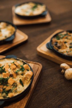 Patatesli tavalar ve ahşap masada et