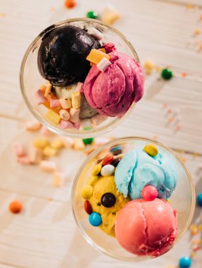 Taze böğürtlen ve şekerli farklı dondurma çeşitleri.