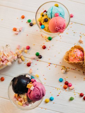 Taze böğürtlen ve şekerli farklı dondurma çeşitleri.