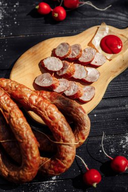 Lezzetli ve sulu et sosisleri. Tütsülenmiş sosis..