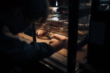 Atölyede fırçası olan bir dövme sanatçısının yakın çekimi.