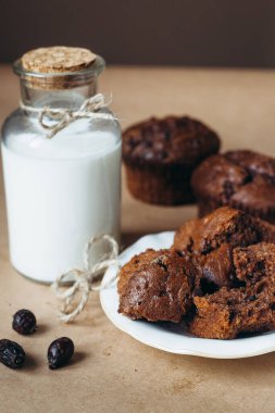 Küçük bir şişe süt ve kapkek. Yakın çekim.