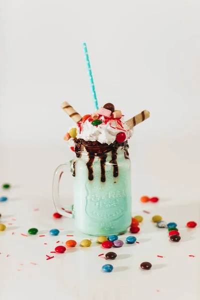 Gustoso Milkshake Con Decorazioni Caramelle Vista Vicino — Foto Stock