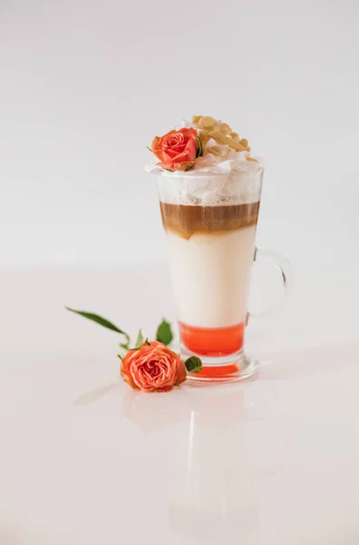 Tazza Caffè Latte Con Fiore Sfondo Bianco — Foto Stock