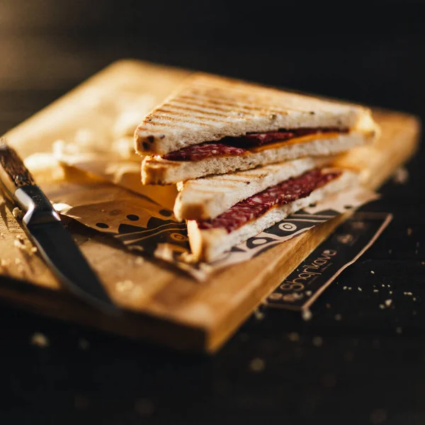 Sandwich Fromage Chocolat Sur Fond Blanc — Photo