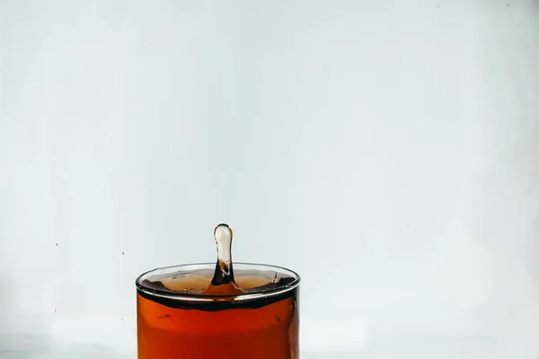 Gota Caindo Vidro Com Alguma Bebida — Fotografia de Stock