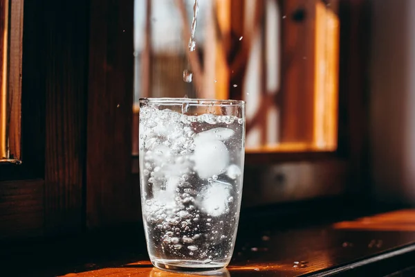 Verre Eau Froide Avec Vue Rapprochée Sur Glace — Photo