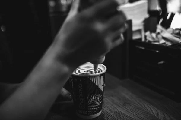 Homme Chemise Noire Avec Tasse Café — Photo