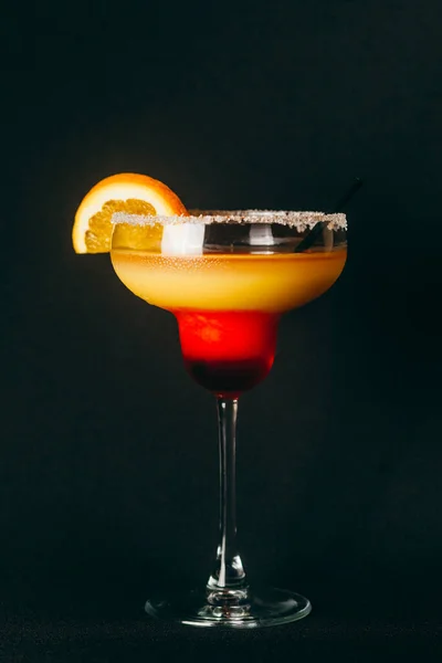 Glas Alkohol Cocktail Mörk Bakgrund — Stockfoto