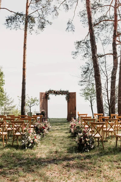 Vacker Bröllopsbåge Och Trästolar Trädgården Bröllopsceremoni Koncept — Stockfoto