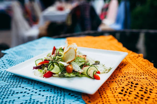 Tabakta tavuk ve sebzeden salata