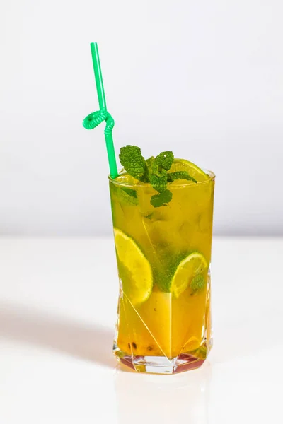 Verre Cocktail Alcool Sur Fond Blanc — Photo