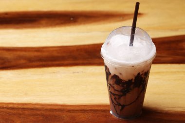 Ahşap zeminde buzlu kahve.