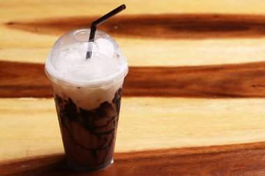 Ahşap zeminde buzlu kahve.