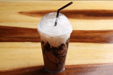 Ahşap zeminde buzlu kahve.