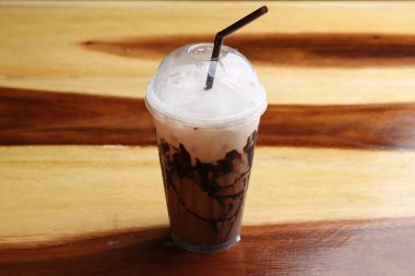 Ahşap zeminde buzlu kahve.